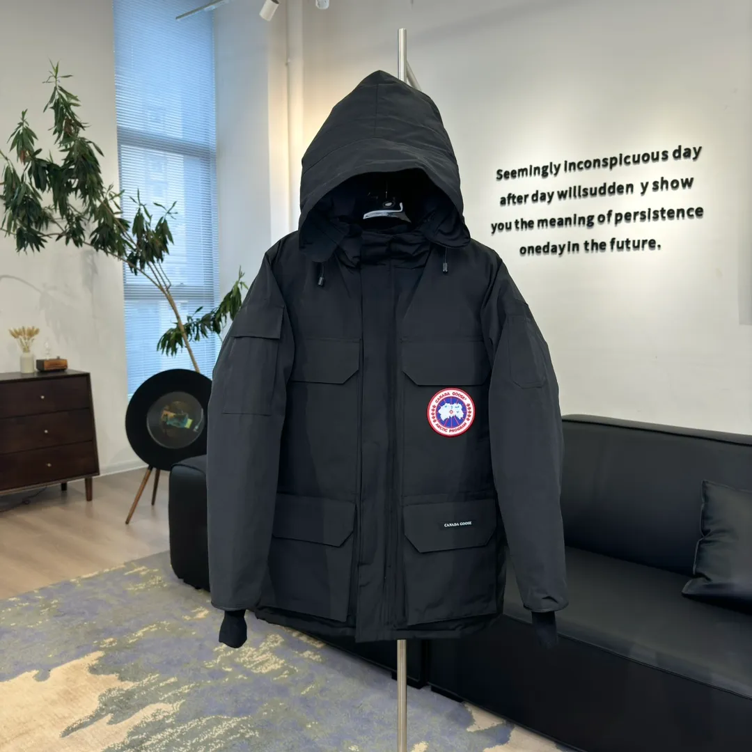 P800 🇨🇦Canada Goose "Canada Goose" 🇨🇦 Beichen White / 08 Expedition Parka 4660M Product color: black, off-white, red, sand pink, sky blue, graphite gray, Beichen white, navy, sky blue, gray camouflage gray black label Product size: XS, S, M, L, XL, XXL The Expedition was originally a parka designed for scientists at the McMurdo Research Station in Antarctica. Whether your next journey takes you into the frozen urban jungle or across uncharted ice fields, wear Canada Goose's Expedition Parka and get proven results year after year in Antarctica by the National Science Foundation's Center for Polar Research.  Material list: 1⃣ Uses Y-shaped Velcro imported from Taiwan (exclusive in the market) 2⃣ Uses 18-count polyester-cotton blended fabric imported from South Korea (authentic synchronized fabric) 3⃣ National standard 80% white duck down, (zp uses 80% white duck down/90% of all boasts are fake) 4⃣ Western Canadian coyote hair (non-market dyed fox hair filled with wolf hair) Material analysis characteristics: 1⃣ The original/polyester-cotton fabric has a high polyester fiber content, and the polyester-cotton fabric has high heat and light resistance and good stability. It has bright colors, high fiber strength, durability, light resistance, heat resistance, and straightness. 2⃣ As we all know, the original version uses 80% white duck down. The fill power refers to the cubic inches of volume occupied by each ounce (30 grams) of down under certain conditions. If one ounce of down occupies 500 cubic inches, the fill power of the down is 500. So we can simply understand it as: fill power is the volume of down, and the volume of down is fill power. The higher the fill power of down, it means that under the same filling amount, down can fix a larger volume of air layer to keep warm and insulate, so the warmth retention of down is better. 3⃣ Western Canadian coyote hair, "large range of selected neck hair" is soft and fluffy, each wolf hair is 60-63 long / 14-16 wide at the peak, this width + preferred parts. It is basically unmatched by the same industry